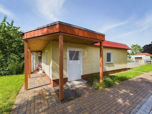 Doppelgarage mit Büroeingang