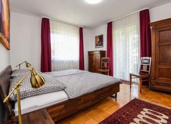 Zimmer 3 mit Zugang zur Loggia.jpg