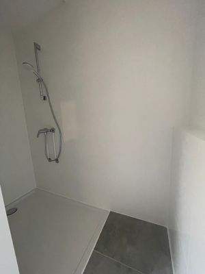 Bad neu mit begehbarer Dusche!
