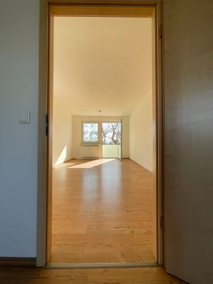 Schlafzimmer mit Blick ins Wohnzimmer