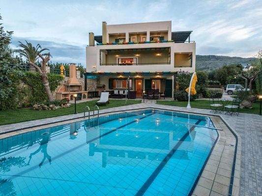 Kreta, Roussospiti: Einzigartige Villa mit separatem Apartment auf großem Grundstück mit Pool zu verkaufen