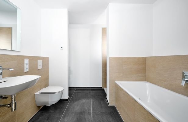 Badezimmer mit Dusche und Wanne (Hersteller LAUFEN & HANS GROHE)