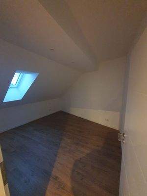 Dachzimmer mit Fenster