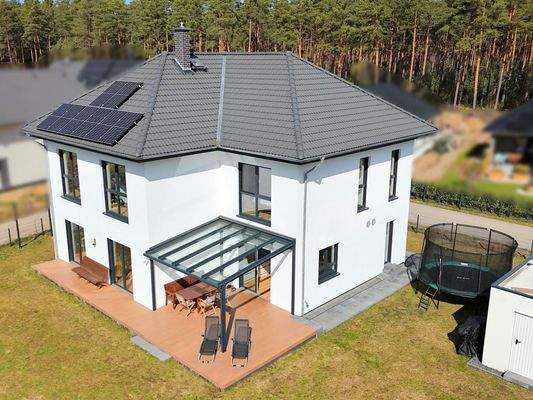 neuwertiges Zuhause mit gepflegtem Grundstück und PV-Anlage