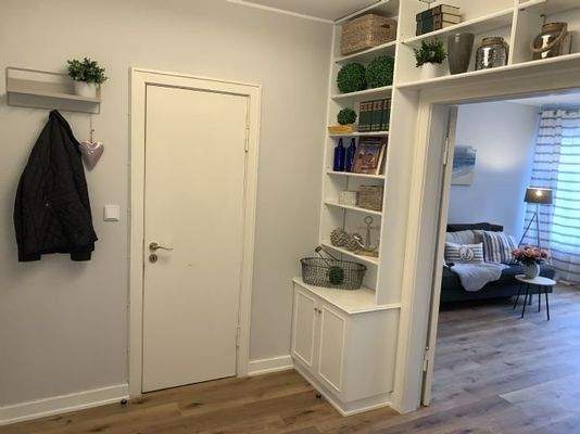 Bücherregal + Garderobe