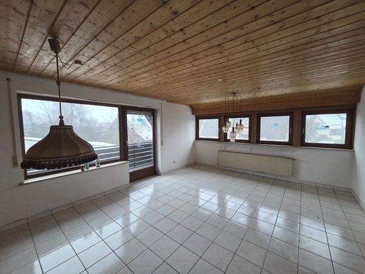 Wohnzimmer mit Balkonzugang DG