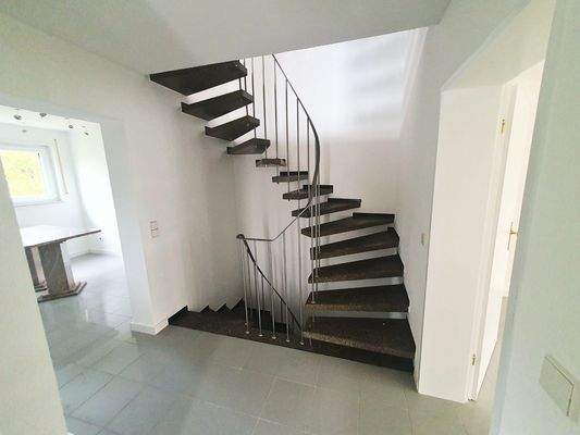 Treppenhaus und Flur EG
