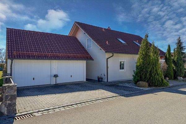 Doppelgarage mit Staufläche