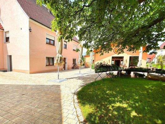 Ansicht Wohnhaus + Bauerladen