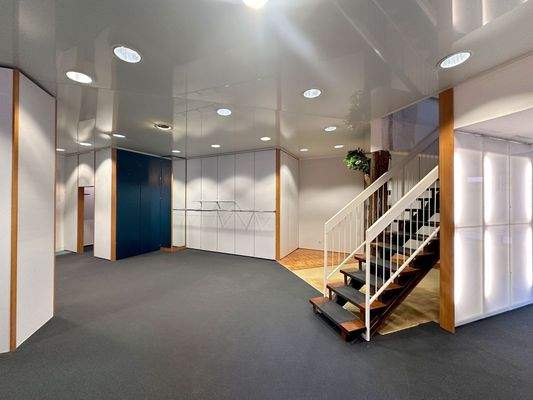 Verkaufsfläche mit Aufgang zum Büro