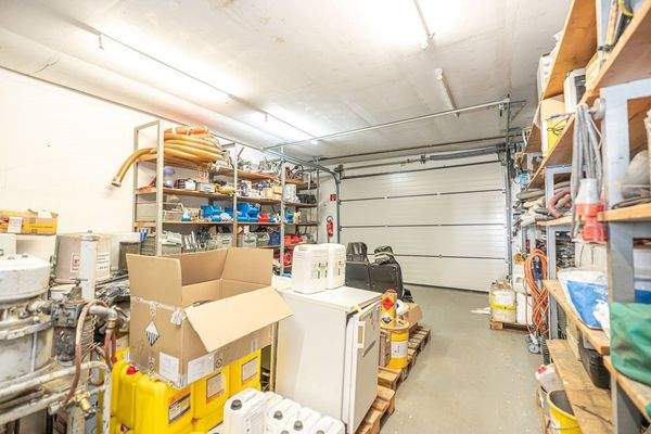 Bequemer Zugang zur Werkstatt durch das Sektionaltor