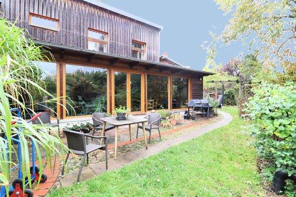 Außenansicht mit Terrasse