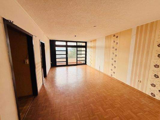 4 Wohnzimmer mit Balkonzugang