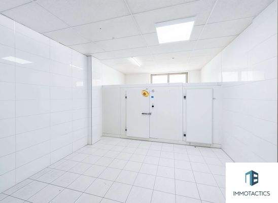 Lagerraum - (KI generiert)