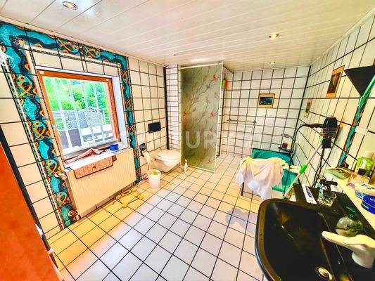 ca. 17m² Tageslicht-Bad mit bodenebener Dusche + Wanne OG