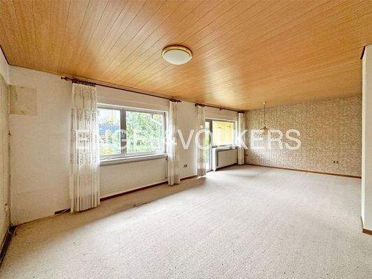 Wohnbereich mit Zugang zum Balkon OG