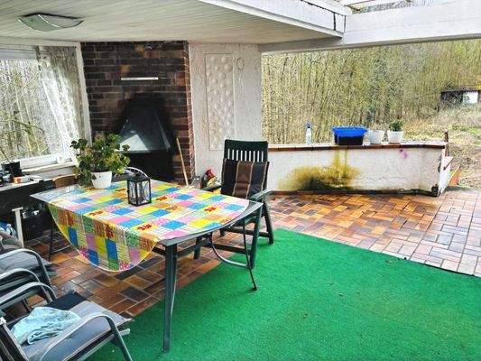 Überdachter Freisitz mit offenem Kamin und Blick ins Grüne