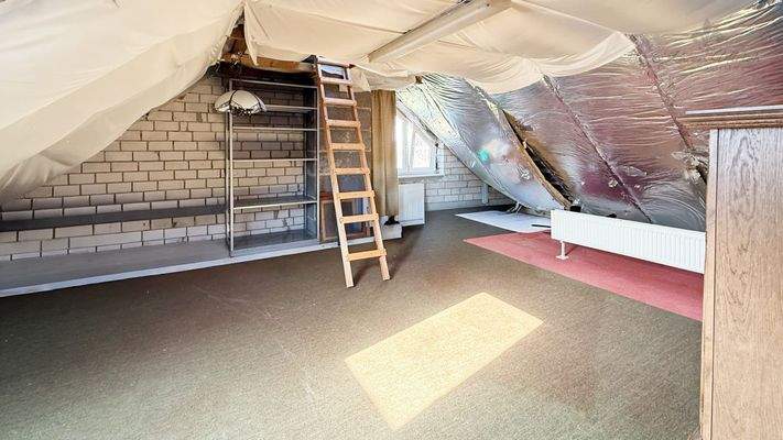 Dachboden (vorbreitet zum Ausbau)