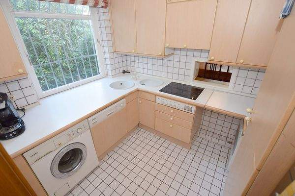 Die einfach ausgestattete Küche könnte zum Essbereich geöffnet werden