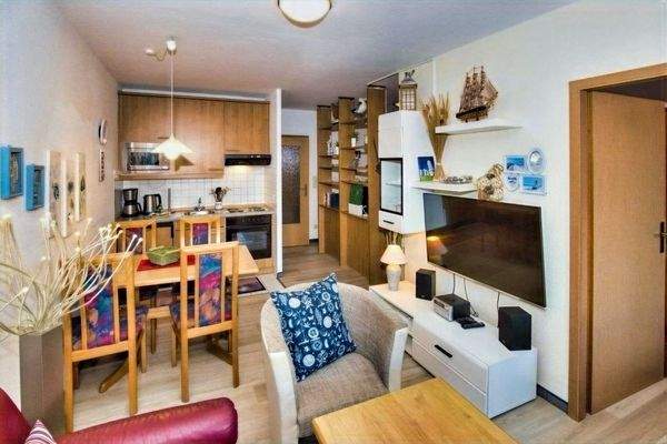 Wohnzimmer mit Schlafzimmertür