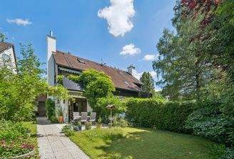 Traumhafter Südgarten mit gewachsenem Baumbestand und idyllischem Weg zur Terrasse