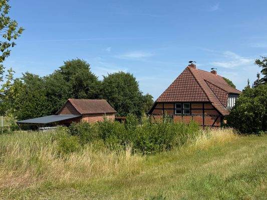 Blick vom Deich mit Nebengebäude