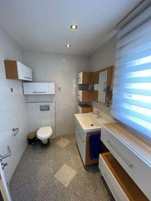 Bad große Wohnung rechts