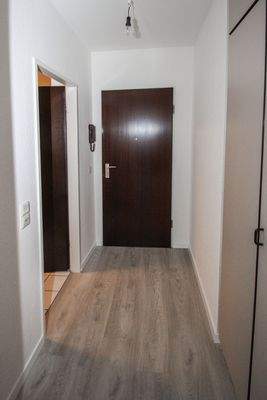 Flur mit Abstellraum, rechts.