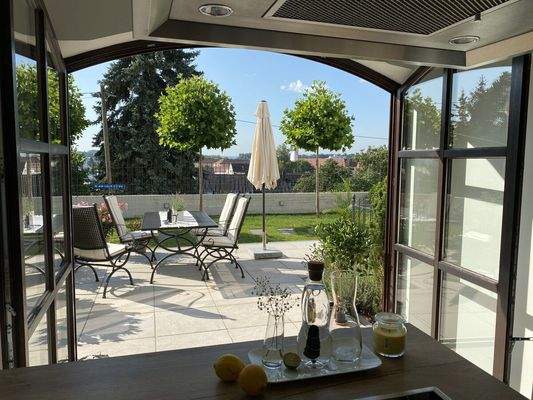 Küche mit Ausblick auf Terrasse