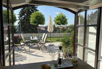 Küche mit Ausblick auf Terrasse