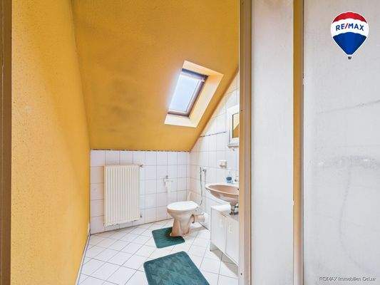 RE/MAX Immobilien DeLux Zweifamilienhaus Lebach - Steinbach  Badezimmer
