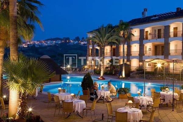 Home with Expansive Outdoor Areas and Infinity Pool in Mijas