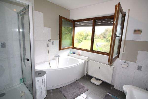 Badezimmer mit Blick in die Natur