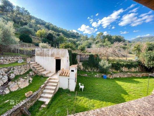 Hof mit Steinofen  - (KI generiert)