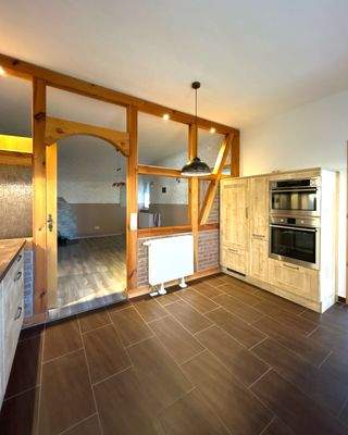 Küche mit Einbaumöbeln