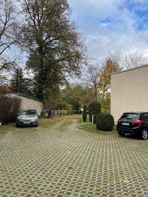Parkplatz mit Zugang zum Garten