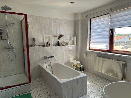 Bad mit Wanne &amp; Dusche