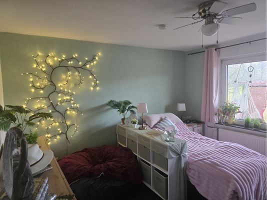 Schlafzimmer mit Zugang zum Balkon
