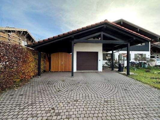Zufahrt mit Garage und Carport