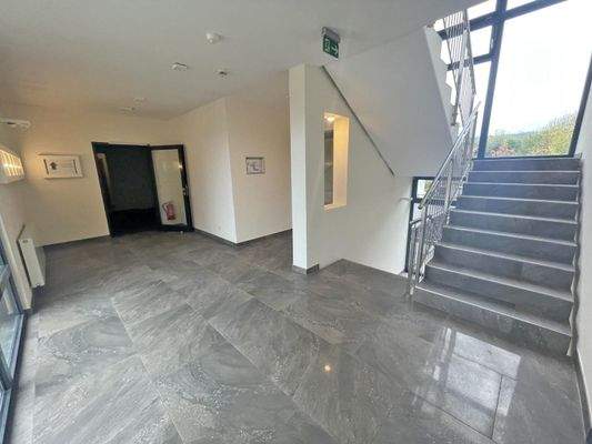 Treppenhaus mit Aufzug