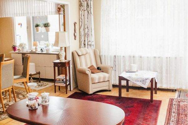 große Fensterfront im Wohnzimmer