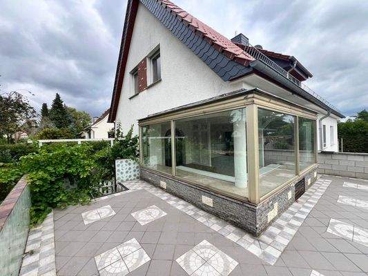 mit großer Terrasse