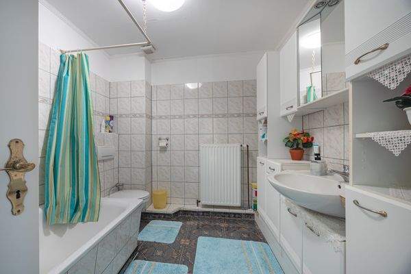 mit apart gefliestem Badezimmer