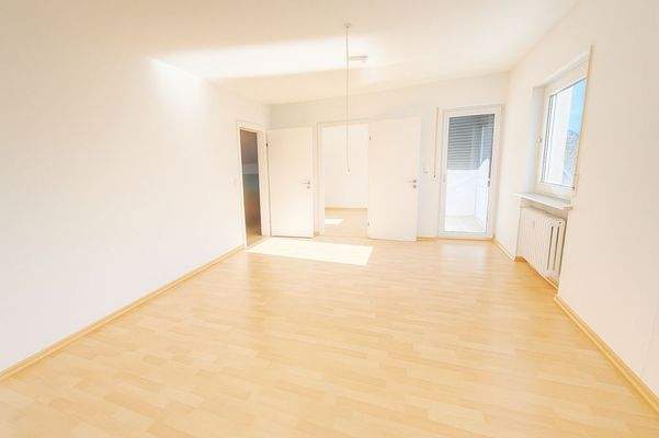 Wohnzimmer mit Blick zum Balkon