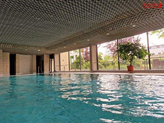 Hallenbad im Sonnenschein