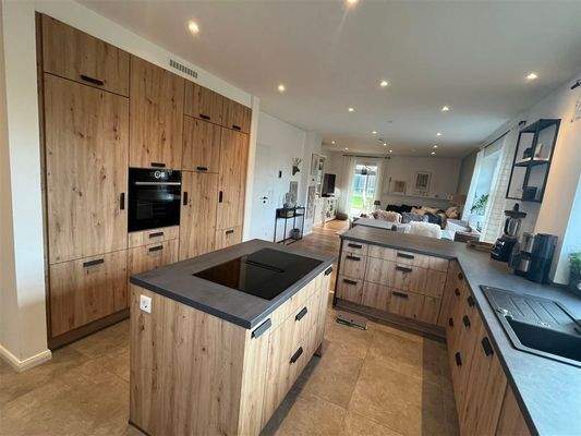 Küche im EG mit Blick Wohn- und Essbereich