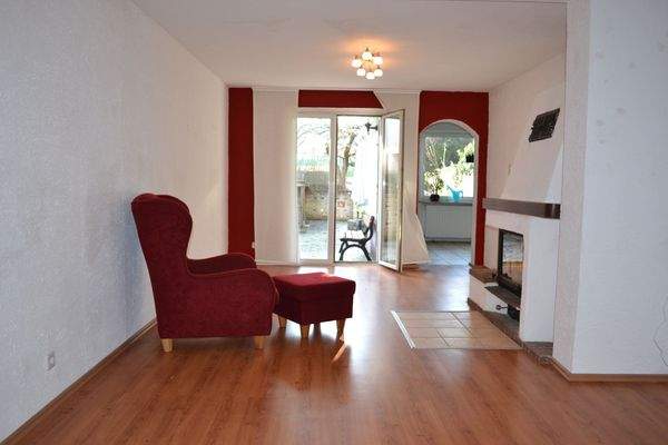 ... mit repräsentativem Kamin