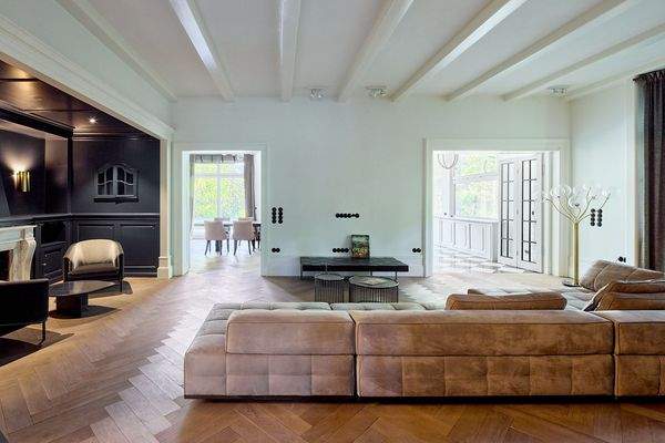 Eingangshalle und Wohnzimmer in der Beletage