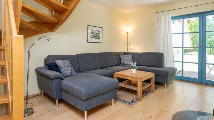 Wohnzimmer mit Zugang zur Terrasse