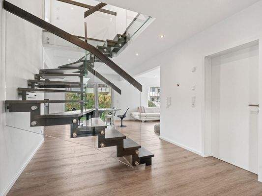 Großzügige Diele mit Treppenaufgang